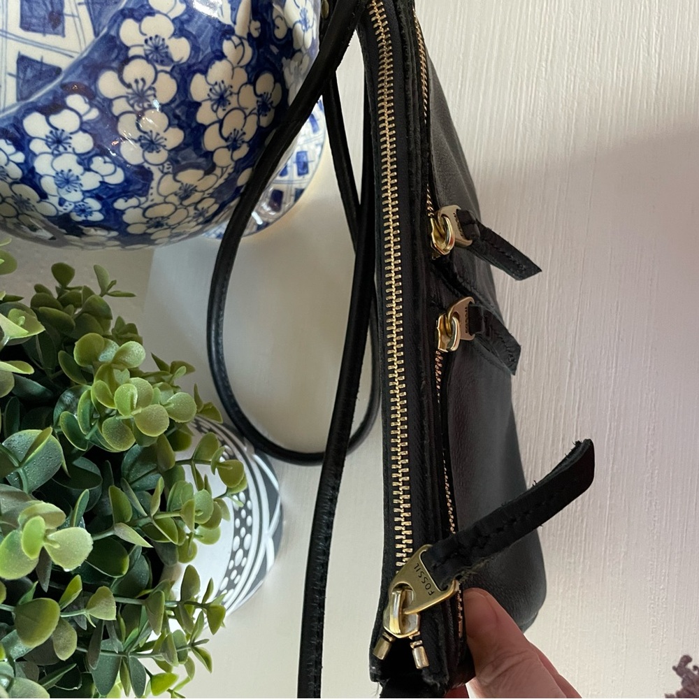 Fossil Black Leather Crossbody Purse With Gold Zippers 10”Lx1.5”Wx6.5”H - Picture 4 of 7